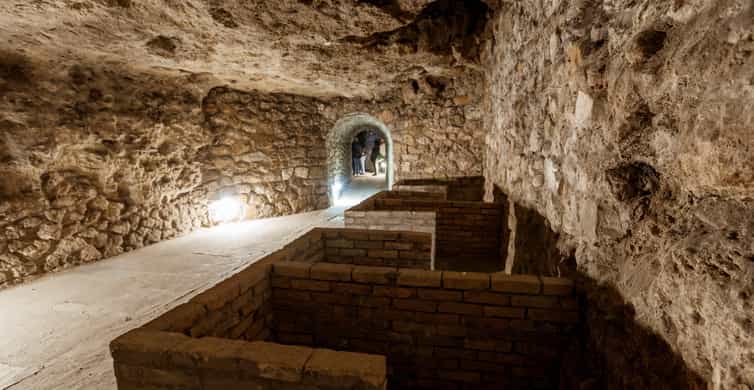 Budapest: The WWII Siege of Buda Castle & Bomb Shelter Tour - Where you start at Dísz tér 15, and how not to lose the group