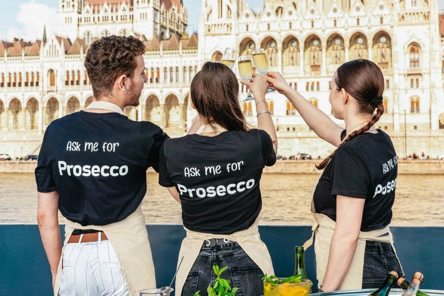 Budapest: Unlimited Prosecco, Beer and Aperol Spritz Cruise - The bar system: how unlimited refills really work