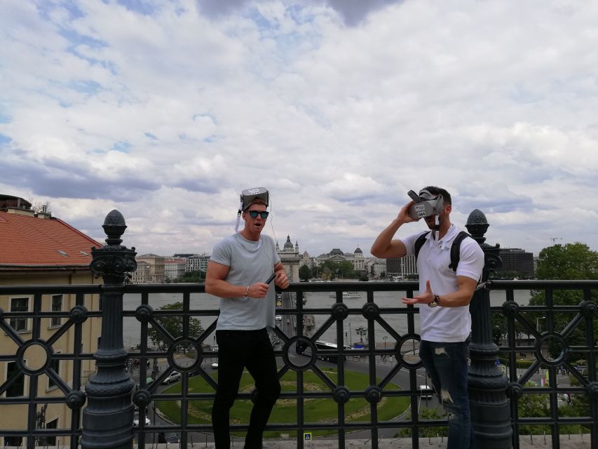 Budapest: Virtual Reality Tour in 8 Languages - Headsets, hygiene, and multi-language audio that keeps up as you walk