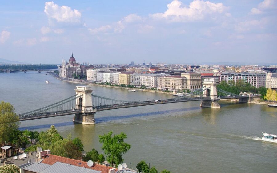 Budapest: Walking Tour in German - St. Stephen’s Basilica and the Parliament-area landmarks