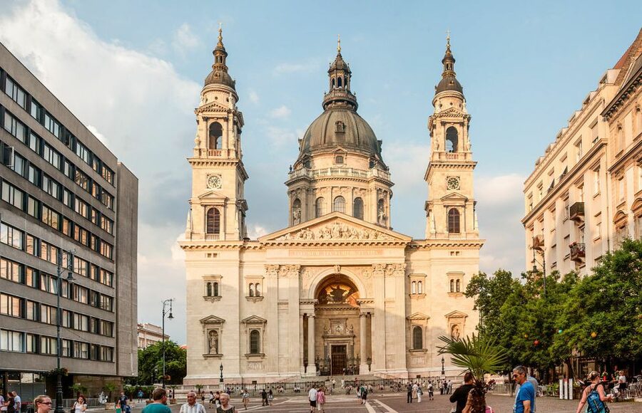 Budapest: Walking Tour in German - Gothic Matthias Church and Fisherman’s Bastion panoramas