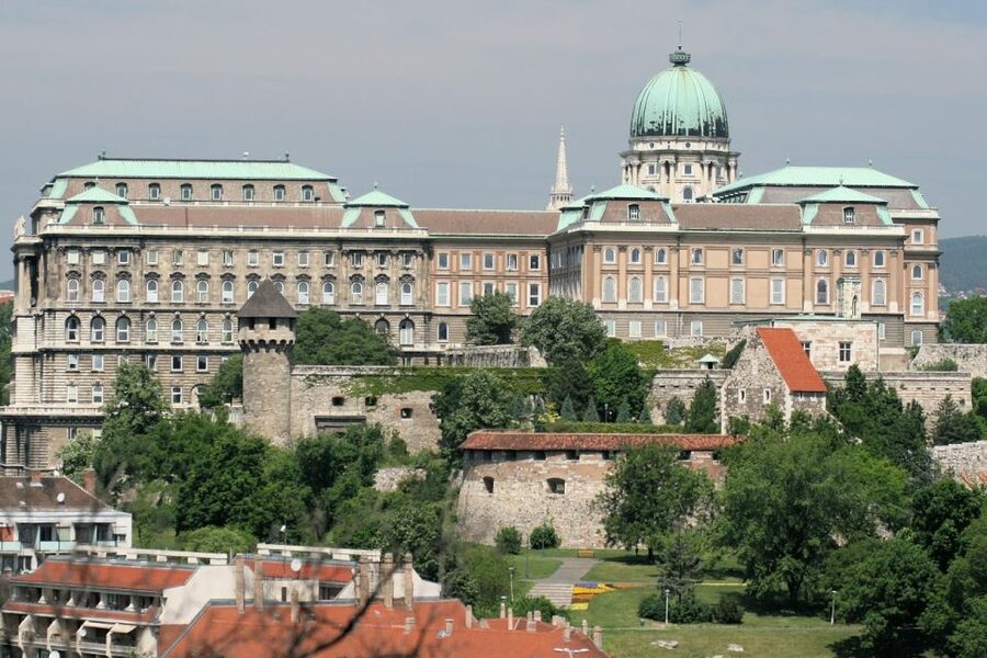 Budapest: Walking Tour in German - Practical planning: shorts, walking pace, and what to wear