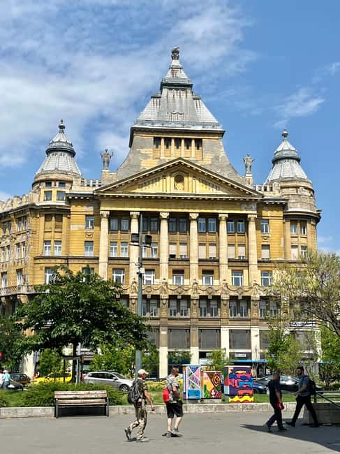 Budapest: Walking Tour with Chimney Cake & Polaroid Photos - Chimney cake tasting plus a short Szimpla Kert look inside