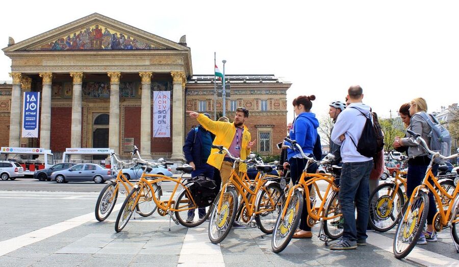 Budapest ❤️Winter Bike Tour with Coffee Stop❤️ - Meeting at Yellow Zebra: The Start Near Váci út