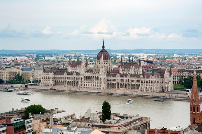Classic Walk in Budapest - Stop 1: St. Stephen’s Square, a clean start point