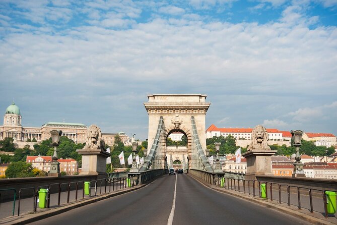 Comprehensive sightseeing tour - Freedom Squares and Parliament: seeing power in stone and memory