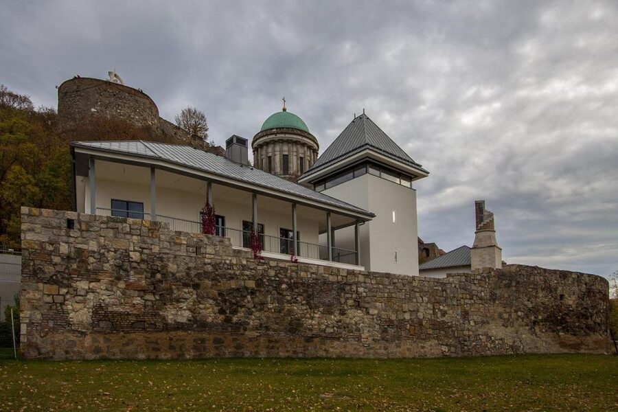 Danube Bend: Private 8-Hour Full Board Tour from Budapest - Hotel Pickup to Danube Viewpoints: How the Day Stays Manageable