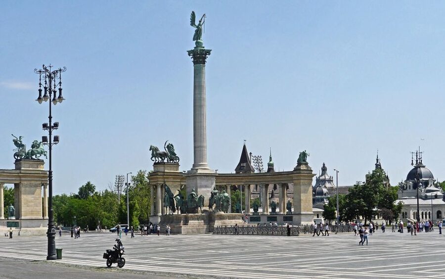Downtown Pest Walking Tour - Heroes Square finale: the 1,000-year anniversary celebration in 1896
