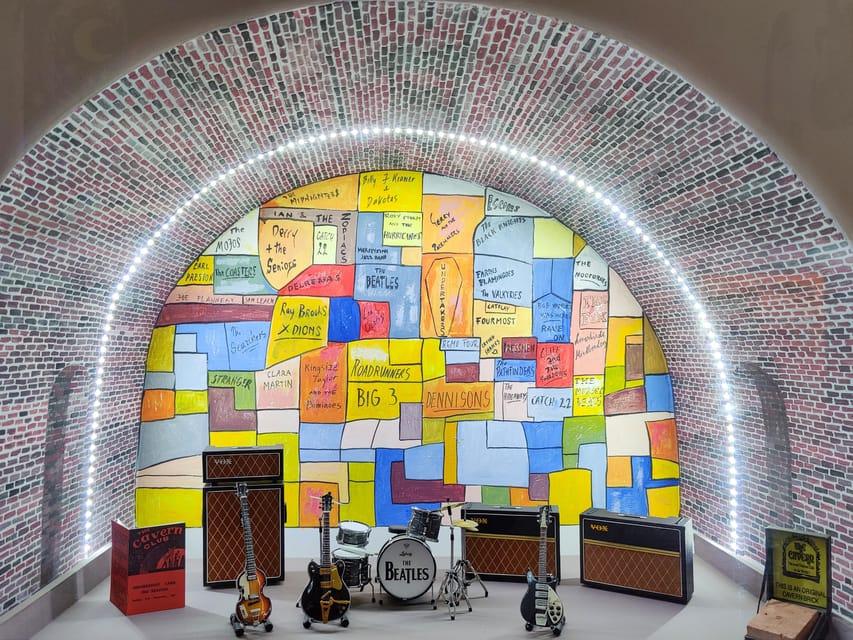 EGRI ROAD BEATLES MUSEUM - Multimedia walls and headphones: how you actually experience the music and era
