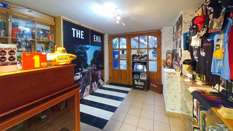 EGRI ROAD BEATLES MUSEUM - Games, PS3 Beatles Rockband, and photo ops for real memories