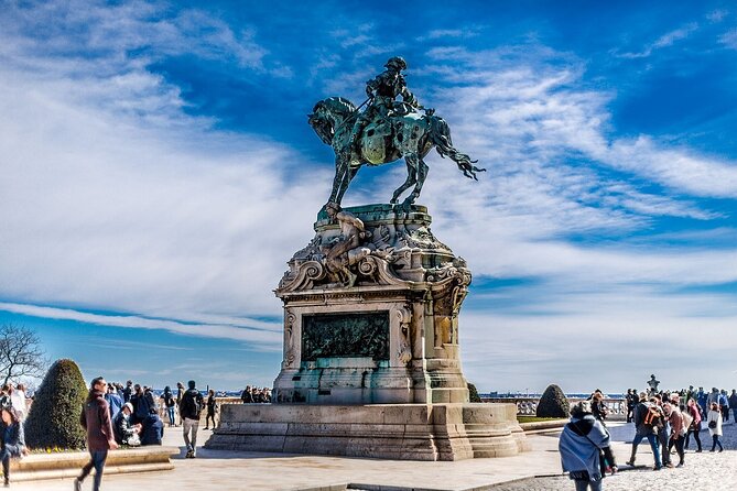 Essential Walking Tour - Sandor Palace and the President’s Guards in Historical Uniforms