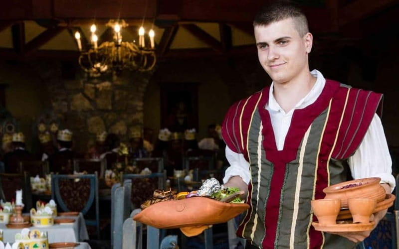 Full-Day Visegrád Cruise From Budapest - Lunch at Renaissance Restaurant: Eat Like a King, With a Side of Theater