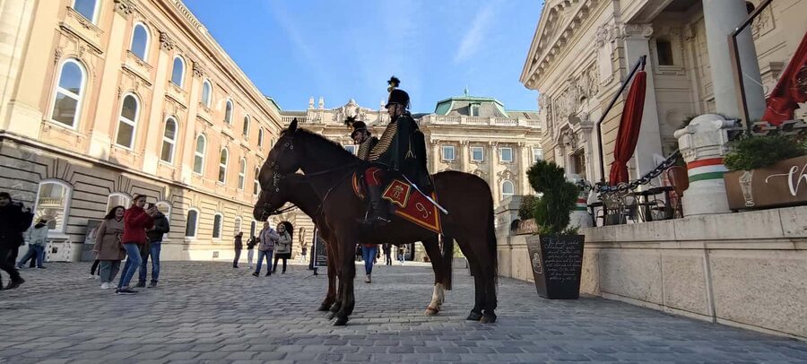 German guided tour through Budapest's castle district - Vienna Gate to Mary Magdalene Tower: the story starts with landmarks
