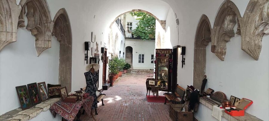 German guided tour through Budapest's castle district - Buda Castle caves, Royal Stables, and the former government heart