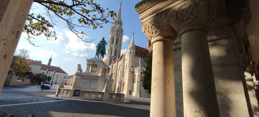German guided tour through Budapest's castle district - Meeting at Mária Magdolna Torony, then getting your bearings fast