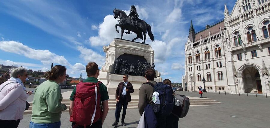 German speaking guided walking tour in Budapest - Pest center: St Stephen’s Basilica, Art Nouveau streets, and Freedom Square