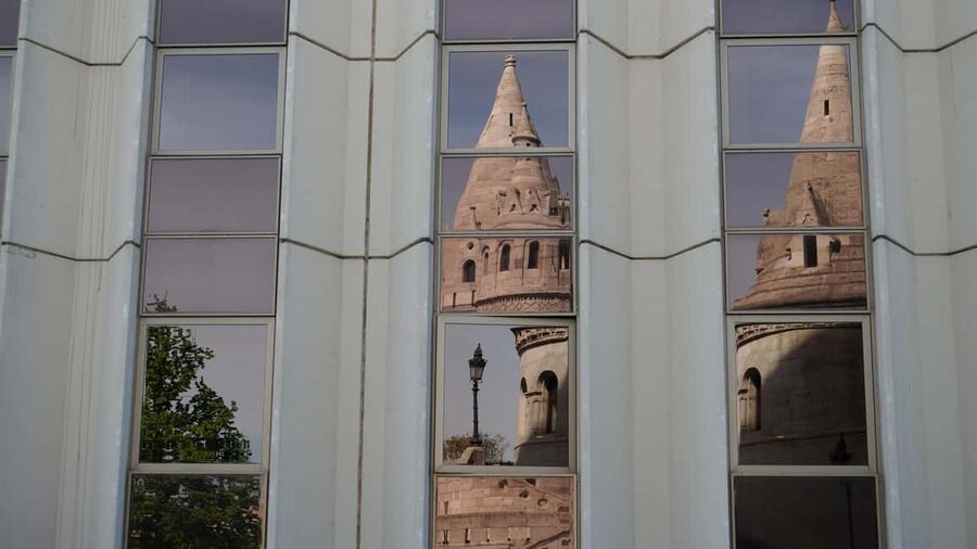 German speaking guided walking tour in Budapest - The short public transport hop to Buda Castle District