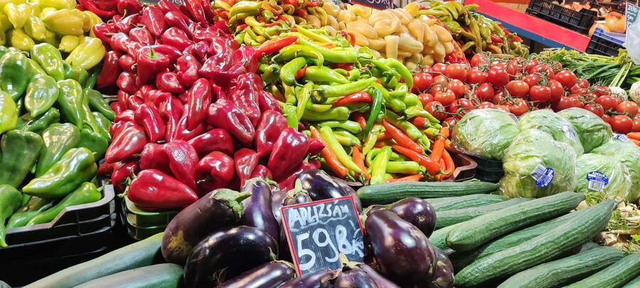 German tour: Central Market Hall of Budapest with tastings - Meet at Csarnok tér 1, find the GastroGuides Budapest sticker