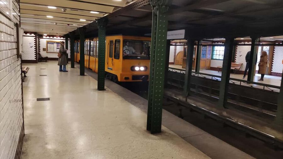 German tour in the Budapest city centre & the Jewish quarter - Entering the Jewish Quarter: synagogues, monuments, street art, and modern hangouts