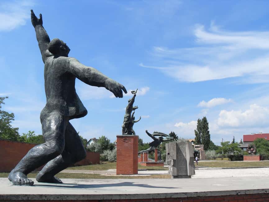 Life Behind the Iron Curtain, the communist Budapest private - Marx, Lenin, and the statues that explain propaganda tricks