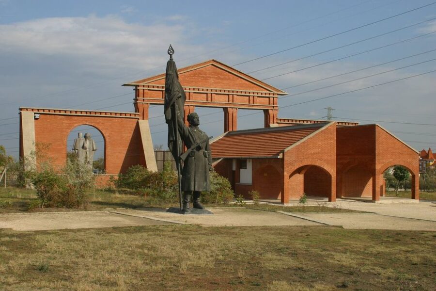 Memento Park: Official Guided Tour with Entry Ticket - Waving Balcony Views, and Why Propaganda Was Built Into Space