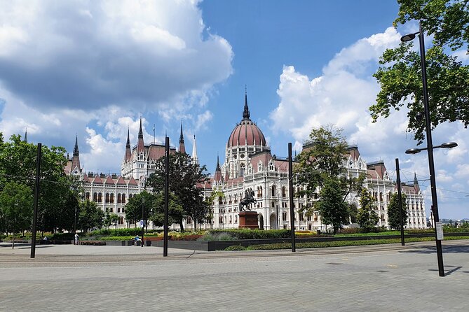 Private city tour by van - Andrassy Avenue in 25 minutes: the grand boulevard start