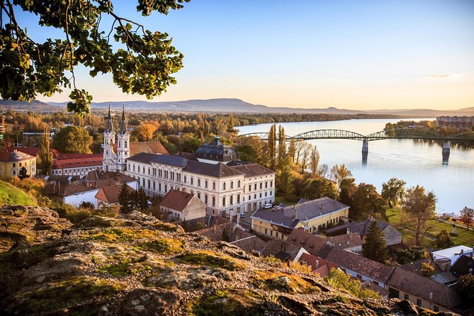 Private Danube Bend Experience with a comfortable air conditioned car - Lunch at a traditional Hungarian restaurant, plan for it