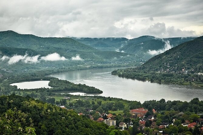 Scenic Danube River bend hills & the Art Town: Private Car Tour - When lunch fits, and how to keep the day comfortable