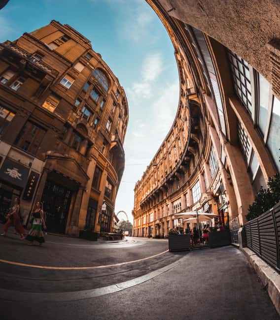 Street photography with your smartphone, tour of Budapest - Liberty Bridge: The 20 Minute Stop That Teaches Composition Under Pressure
